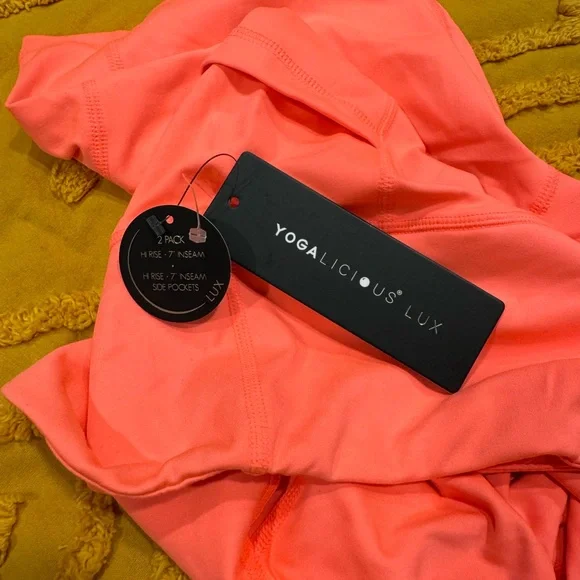 YOGALICIOUS SHORTS - Picture 2 of 4